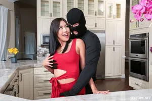 Cô nàng cosplay bị chính fan cuồng của mình trở thành bố dượng và cái kết