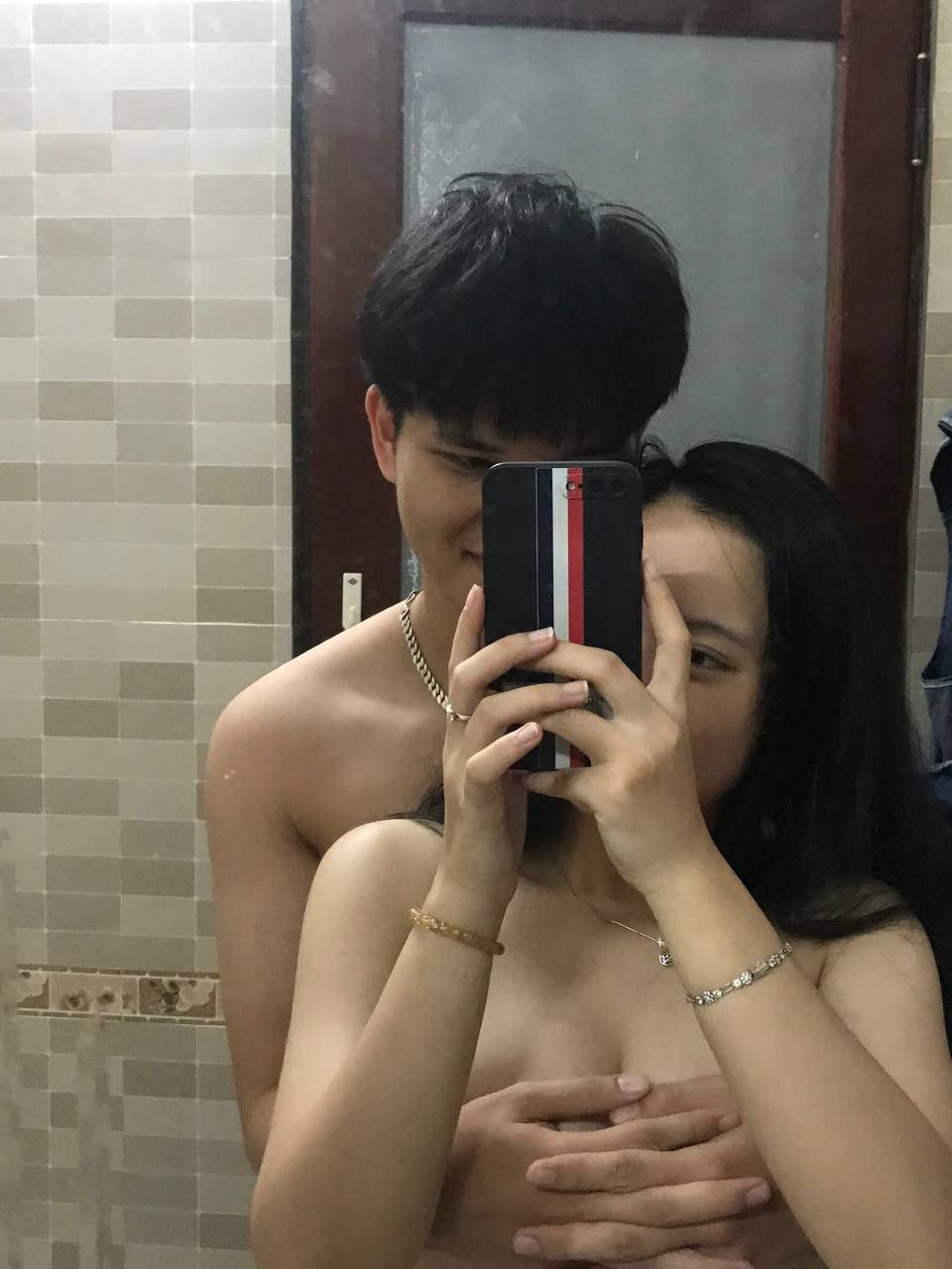 Vợ 69 liếm vợ khác đến cực khoái